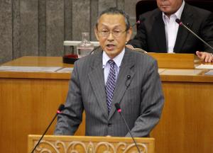 一般質問を行う坂本栄司議員