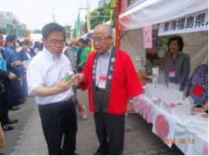 福島県人会ブースを訪問された大村愛知県知事