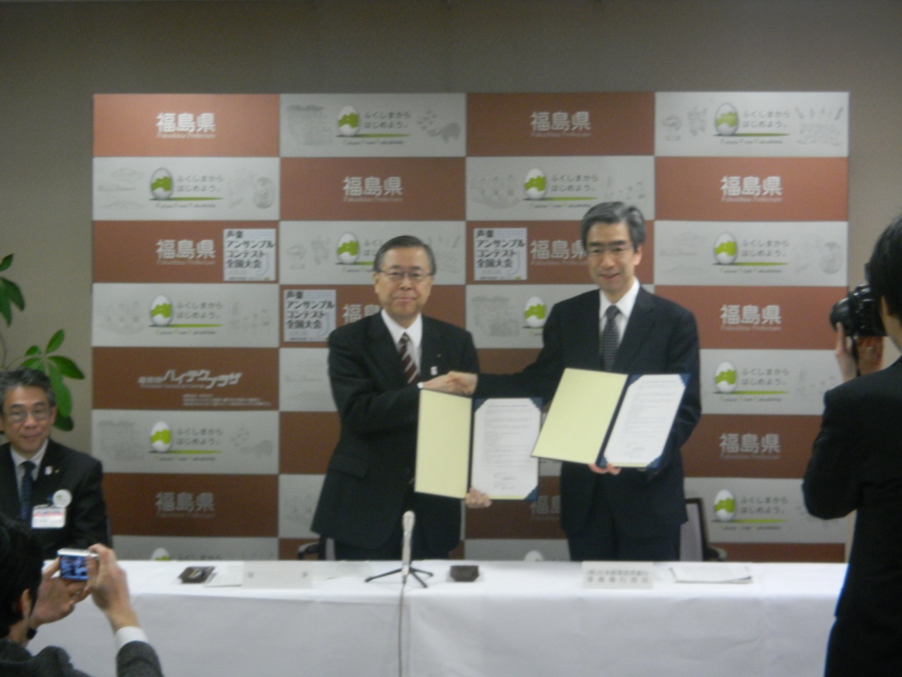 福島県と株式会社日本政策投資銀行との連携協定締結の様子