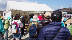 グルメを求めて長い行列が