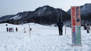 からむし織雪ざらし実演・01