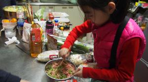 珍しく料理をする妹