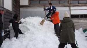 黙々と雪かたしする若者たち・01