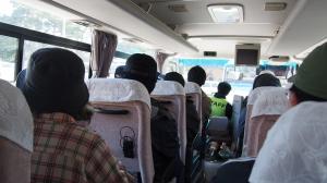 バスに分乗して