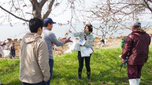 ゴミ袋を手に取って