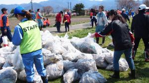 白鳥浜で集まったゴミ袋の山