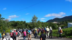 続々と出発する参加者たち