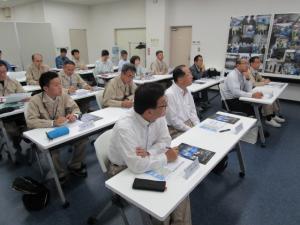 旧エネルギー館にて概況説明を受ける様子