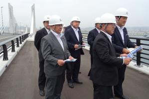 小名浜マリンブリッジを調査する土木委員会