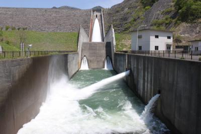 ダム放流の写真