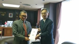 左がアリフィン・タスリフ大使、右が伊藤所長