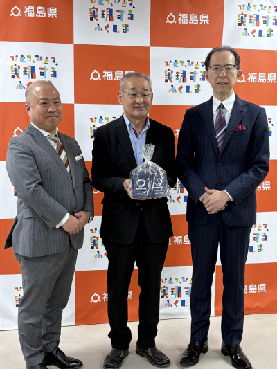 電話お願い手帳を持って微笑むNTT東日本株式会社福島支店大橋支店長、吉田会長、内堀知事